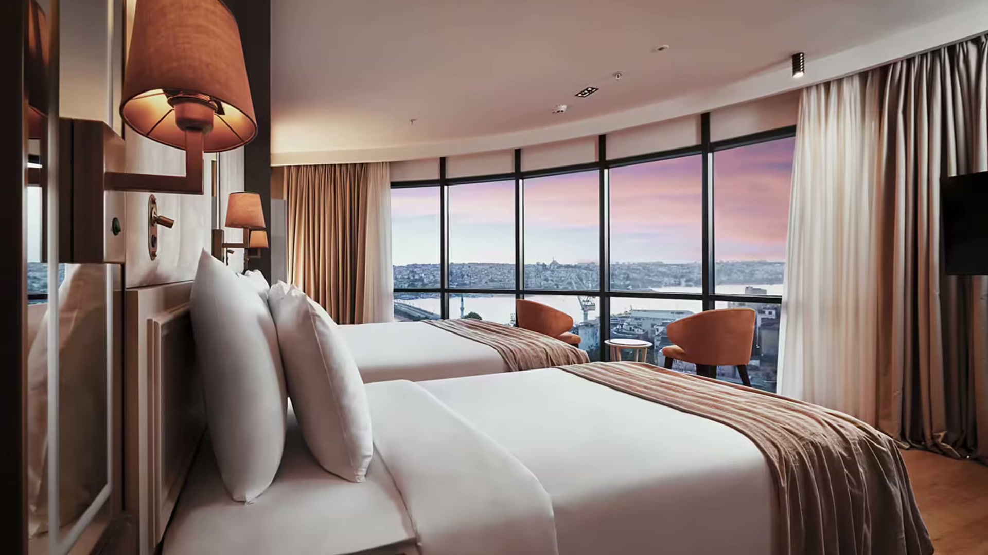 grand-galata-162s Grand Galata Hotel & Spa tanıtım filmi — Haliç manzaralı otel odası