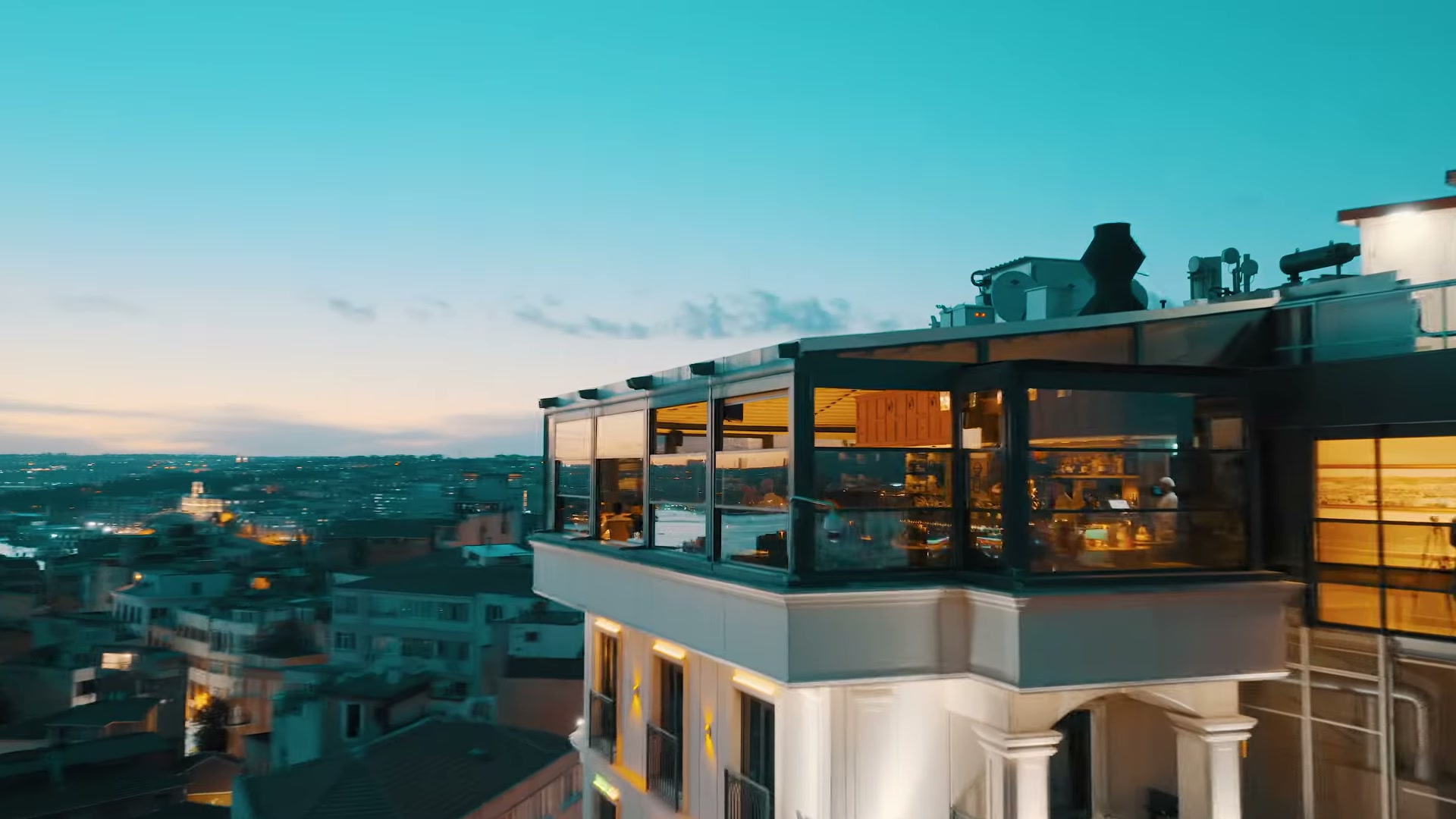 grand-galata-192s Grand Galata Hotel & Spa teras restoranı, mavi saatte drone çekimi